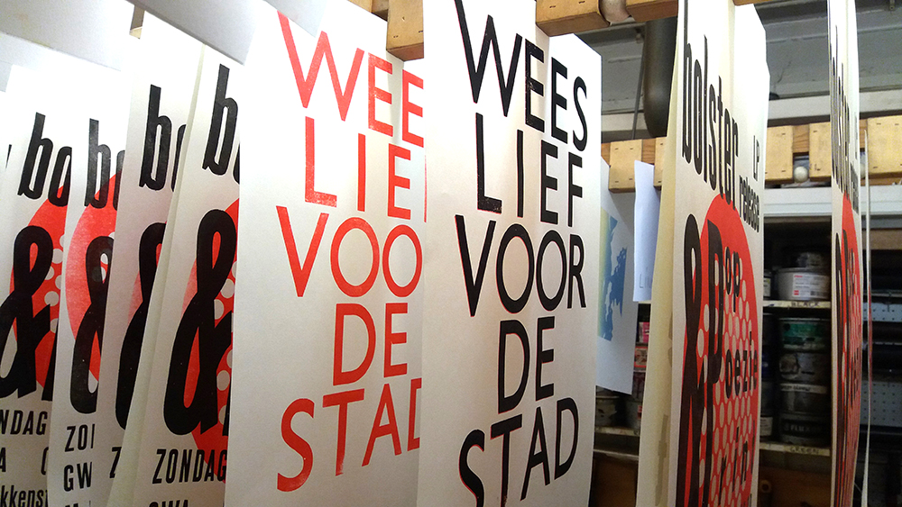 De poster Wees lief voor de stad is verkrijgbaar in de werkplaats van GWA aan de Molukkenstraat.