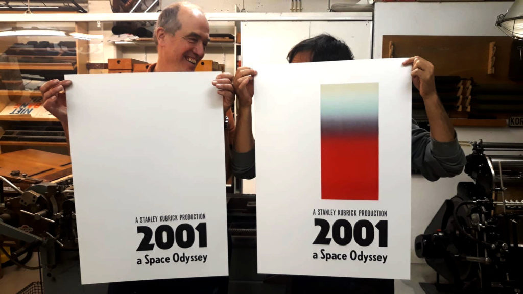 Het behouden van het grafisch erfgoed en cultuur gaan bij GWA natuurlijk hand in hand, dus combineerden we de twee en drukten we klassieke filmposters op een ambachtelijke wijze. Zodat je je lievelingsfilm nu ook kunt ervaren in inkt. We beginnen met Stanley Kubrick: 2001 A Space Odyssey.